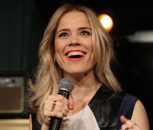 25-11-2013 SHOWBIZZ: ILSE DE LANGE EN WAYLON GAAN NAAR EUROVISIE SONGFESTIVAL 2014 IN DENEMARKEN.
Dat werd maandagmorgen bekend gemaakt bij de persconferentie in de Hilversumse Wisseloord studio.
Ilse DeLange en Waylon, die zichzelf The Common Linnets noemen, hopen het Eurovisie Songfestival te winnen met een country/bluegrass-nummer. Want dat is mooi en veelzijdig, zo liet de zangeres weten. De Common Linnets zijn er nog niet over uit welk nummer ze gaan zingen. We zijn nog bezig met schrijven.
De artiesten zijn niet van plan om een groot circus van hun optreden te maken. Ilse: Slechts twee stemmen, twee gitaartjes en je hart uitstorten.
Met The Common Linnets gaan Ilse en Waylon ook een album opnemen. Ze zijn al een paar keer naar Nashville geweest om daar liedjes te maken.
Vorig jaar deed Anouk mee aan het liedjesfestijn. Nederland werd toen negende.
Foto: Albert den Iseger.