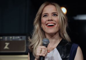 25-11-2013 SHOWBIZZ: ILSE DE LANGE EN WAYLON GAAN NAAR EUROVISIE SONGFESTIVAL 2014 IN DENEMARKEN.
Dat werd maandagmorgen bekend gemaakt bij de persconferentie in de Hilversumse Wisseloord studio.
Ilse DeLange en Waylon, die zichzelf The Common Linnets noemen, hopen het Eurovisie Songfestival te winnen met een country/bluegrass-nummer. Want dat is mooi en veelzijdig, zo liet de zangeres weten. De Common Linnets zijn er nog niet over uit welk nummer ze gaan zingen. We zijn nog bezig met schrijven.
De artiesten zijn niet van plan om een groot circus van hun optreden te maken. Ilse: Slechts twee stemmen, twee gitaartjes en je hart uitstorten.
Met The Common Linnets gaan Ilse en Waylon ook een album opnemen. Ze zijn al een paar keer naar Nashville geweest om daar liedjes te maken.
Vorig jaar deed Anouk mee aan het liedjesfestijn. Nederland werd toen negende.
Foto: Albert den Iseger.