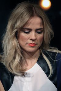 25-11-2013 SHOWBIZZ: ILSE DE LANGE EN WAYLON GAAN NAAR EUROVISIE SONGFESTIVAL 2014 IN DENEMARKEN.
Dat werd maandagmorgen bekend gemaakt bij de persconferentie in de Hilversumse Wisseloord studio.
Ilse DeLange en Waylon, die zichzelf The Common Linnets noemen, hopen het Eurovisie Songfestival te winnen met een country/bluegrass-nummer. Want dat is mooi en veelzijdig, zo liet de zangeres weten. De Common Linnets zijn er nog niet over uit welk nummer ze gaan zingen. We zijn nog bezig met schrijven.
De artiesten zijn niet van plan om een groot circus van hun optreden te maken. Ilse: Slechts twee stemmen, twee gitaartjes en je hart uitstorten.
Met The Common Linnets gaan Ilse en Waylon ook een album opnemen. Ze zijn al een paar keer naar Nashville geweest om daar liedjes te maken.
Vorig jaar deed Anouk mee aan het liedjesfestijn. Nederland werd toen negende.
Foto: Albert den Iseger.