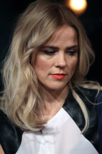 25-11-2013 SHOWBIZZ: ILSE DE LANGE EN WAYLON GAAN NAAR EUROVISIE SONGFESTIVAL 2014 IN DENEMARKEN.
Dat werd maandagmorgen bekend gemaakt bij de persconferentie in de Hilversumse Wisseloord studio.
Ilse DeLange en Waylon, die zichzelf The Common Linnets noemen, hopen het Eurovisie Songfestival te winnen met een country/bluegrass-nummer. Want dat is mooi en veelzijdig, zo liet de zangeres weten. De Common Linnets zijn er nog niet over uit welk nummer ze gaan zingen. We zijn nog bezig met schrijven.
De artiesten zijn niet van plan om een groot circus van hun optreden te maken. Ilse: Slechts twee stemmen, twee gitaartjes en je hart uitstorten.
Met The Common Linnets gaan Ilse en Waylon ook een album opnemen. Ze zijn al een paar keer naar Nashville geweest om daar liedjes te maken.
Vorig jaar deed Anouk mee aan het liedjesfestijn. Nederland werd toen negende.
Foto: Albert den Iseger.