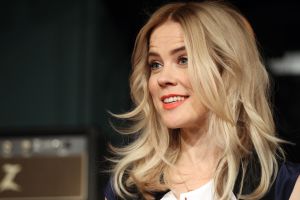 25-11-2013 SHOWBIZZ: ILSE DE LANGE EN WAYLON GAAN NAAR EUROVISIE SONGFESTIVAL 2014 IN DENEMARKEN.
Dat werd maandagmorgen bekend gemaakt bij de persconferentie in de Hilversumse Wisseloord studio.
Ilse DeLange en Waylon, die zichzelf The Common Linnets noemen, hopen het Eurovisie Songfestival te winnen met een country/bluegrass-nummer. Want dat is mooi en veelzijdig, zo liet de zangeres weten. De Common Linnets zijn er nog niet over uit welk nummer ze gaan zingen. We zijn nog bezig met schrijven.
De artiesten zijn niet van plan om een groot circus van hun optreden te maken. Ilse: Slechts twee stemmen, twee gitaartjes en je hart uitstorten.
Met The Common Linnets gaan Ilse en Waylon ook een album opnemen. Ze zijn al een paar keer naar Nashville geweest om daar liedjes te maken.
Vorig jaar deed Anouk mee aan het liedjesfestijn. Nederland werd toen negende.
Foto: Albert den Iseger.25-11-2013 SHOWBIZZ: ILSE DE LANGE EN WAYLON GAAN NAAR EUROVISIE SONGFESTIVAL 2014 IN DENEMARKEN.
Dat werd maandagmorgen bekend gemaakt bij de persconferentie in de Hilversumse Wisseloord studio.
Ilse DeLange en Waylon, die zichzelf The Common Linnets noemen, hopen het Eurovisie Songfestival te winnen met een country/bluegrass-nummer. Want dat is mooi en veelzijdig, zo liet de zangeres weten. De Common Linnets zijn er nog niet over uit welk nummer ze gaan zingen. We zijn nog bezig met schrijven.
De artiesten zijn niet van plan om een groot circus van hun optreden te maken. Ilse: Slechts twee stemmen, twee gitaartjes en je hart uitstorten.
Met The Common Linnets gaan Ilse en Waylon ook een album opnemen. Ze zijn al een paar keer naar Nashville geweest om daar liedjes te maken.
Vorig jaar deed Anouk mee aan het liedjesfestijn. Nederland werd toen negende.
Foto: Albert den Iseger.25-11-2013 SHOWBIZZ: ILSE DE LANGE EN WAYLON GAAN NAAR EUROVISIE SONGFESTIVAL 2014 IN DENEMARKEN.
Dat werd maandagmorgen bekend gemaakt bij de persconferentie in de Hilversumse Wisseloord studio.
Ilse DeLange en Waylon, die zichzelf The Common Linnets noemen, hopen het Eurovisie Songfestival te winnen met een country/bluegrass-nummer. Want dat is mooi en veelzijdig, zo liet de zangeres weten. De Common Linnets zijn er nog niet over uit welk nummer ze gaan zingen. We zijn nog bezig met schrijven.
De artiesten zijn niet van plan om een groot circus van hun optreden te maken. Ilse: Slechts twee stemmen, twee gitaartjes en je hart uitstorten.
Met The Common Linnets gaan Ilse en Waylon ook een album opnemen. Ze zijn al een paar keer naar Nashville geweest om daar liedjes te maken.
Vorig jaar deed Anouk mee aan het liedjesfestijn. Nederland werd toen negende.
Foto: Albert den Iseger.25-11-2013 SHOWBIZZ: ILSE DE LANGE EN WAYLON GAAN NAAR EUROVISIE SONGFESTIVAL 2014 IN DENEMARKEN.
Dat werd maandagmorgen bekend gemaakt bij de persconferentie in de Hilversumse Wisseloord studio.
Ilse DeLange en Waylon, die zichzelf The Common Linnets noemen, hopen het Eurovisie Songfestival te winnen met een country/bluegrass-nummer. Want dat is mooi en veelzijdig, zo liet de zangeres weten. De Common Linnets zijn er nog niet over uit welk nummer ze gaan zingen. We zijn nog bezig met schrijven.
De artiesten zijn niet van plan om een groot circus van hun optreden te maken. Ilse: Slechts twee stemmen, twee gitaartjes en je hart uitstorten.
Met The Common Linnets gaan Ilse en Waylon ook een album opnemen. Ze zijn al een paar keer naar Nashville geweest om daar liedjes te maken.
Vorig jaar deed Anouk mee aan het liedjesfestijn. Nederland werd toen negende.
Foto: Albert den Iseger.25-11-2013 SHOWBIZZ: ILSE DE LANGE EN WAYLON GAAN NAAR EUROVISIE SONGFESTIVAL 2014 IN DENEMARKEN.
Dat werd maandagmorgen bekend gemaakt bij de persconferentie in de Hilversumse Wisseloord studio.
Ilse DeLange en Waylon, die zichzelf The Common Linnets noemen, hopen het Eurovisie Songfestival te winnen met een country/bluegrass-nummer. Want dat is mooi en veelzijdig, zo liet de zangeres weten. De Common Linnets zijn er nog niet over uit welk nummer ze gaan zingen. We zijn nog bezig met schrijven.
De artiesten zijn niet van plan om een groot circus van hun optreden te maken. Ilse: Slechts twee stemmen, twee gitaartjes en je hart uitstorten.
Met The Common Linnets gaan Ilse en Waylon ook een album opnemen. Ze zijn al een paar keer naar Nashville geweest om daar liedjes te maken.
Vorig jaar deed Anouk mee aan het liedjesfestijn. Nederland werd toen negende.
Foto: Albert den Iseger.25-11-2013 SHOWBIZZ: ILSE DE LANGE EN WAYLON GAAN NAAR EUROVISIE SONGFESTIVAL 2014 IN DENEMARKEN.
Dat werd maandagmorgen bekend gemaakt bij de persconferentie in de Hilversumse Wisseloord studio.
Ilse DeLange en Waylon, die zichzelf The Common Linnets noemen, hopen het Eurovisie Songfestival te winnen met een country/bluegrass-nummer. Want dat is mooi en veelzijdig, zo liet de zangeres weten. De Common Linnets zijn er nog niet over uit welk nummer ze gaan zingen. We zijn nog bezig met schrijven.
De artiesten zijn niet van plan om een groot circus van hun optreden te maken. Ilse: Slechts twee stemmen, twee gitaartjes en je hart uitstorten.
Met The Common Linnets gaan Ilse en Waylon ook een album opnemen. Ze zijn al een paar keer naar Nashville geweest om daar liedjes te maken.
Vorig jaar deed Anouk mee aan het liedjesfestijn. Nederland werd toen negende.
Foto: Albert den Iseger.25-11-2013 SHOWBIZZ: ILSE DE LANGE EN WAYLON GAAN NAAR EUROVISIE SONGFESTIVAL 2014 IN DENEMARKEN.
Dat werd maandagmorgen bekend gemaakt bij de persconferentie in de Hilversumse Wisseloord studio.
Ilse DeLange en Waylon, die zichzelf The Common Linnets noemen, hopen het Eurovisie Songfestival te winnen met een country/bluegrass-nummer. Want dat is mooi en veelzijdig, zo liet de zangeres weten. De Common Linnets zijn er nog niet over uit welk nummer ze gaan zingen. We zijn nog bezig met schrijven.
De artiesten zijn niet van plan om een groot circus van hun optreden te maken. Ilse: Slechts twee stemmen, twee gitaartjes en je hart uitstorten.
Met The Common Linnets gaan Ilse en Waylon ook een album opnemen. Ze zijn al een paar keer naar Nashville geweest om daar liedjes te maken.
Vorig jaar deed Anouk mee aan het liedjesfestijn. Nederland werd toen negende.
Foto: Albert den Iseger.25-11-2013 SHOWBIZZ: ILSE DE LANGE EN WAYLON GAAN NAAR EUROVISIE SONGFESTIVAL 2014 IN DENEMARKEN.
Dat werd maandagmorgen bekend gemaakt bij de persconferentie in de Hilversumse Wisseloord studio.
Ilse DeLange en Waylon, die zichzelf The Common Linnets noemen, hopen het Eurovisie Songfestival te winnen met een country/bluegrass-nummer. Want dat is mooi en veelzijdig, zo liet de zangeres weten. De Common Linnets zijn er nog niet over uit welk nummer ze gaan zingen. We zijn nog bezig met schrijven.
De artiesten zijn niet van plan om een groot circus van hun optreden te maken. Ilse: Slechts twee stemmen, twee gitaartjes en je hart uitstorten.
Met The Common Linnets gaan Ilse en Waylon ook een album opnemen. Ze zijn al een paar keer naar Nashville geweest om daar liedjes te maken.
Vorig jaar deed Anouk mee aan het liedjesfestijn. Nederland werd toen negende.
Foto: Albert den Iseger.25-11-2013 SHOWBIZZ: ILSE DE LANGE EN WAYLON GAAN NAAR EUROVISIE SONGFESTIVAL 2014 IN DENEMARKEN.
Dat werd maandagmorgen bekend gemaakt bij de persconferentie in de Hilversumse Wisseloord studio.
Ilse DeLange en Waylon, die zichzelf The Common Linnets noemen, hopen het Eurovisie Songfestival te winnen met een country/bluegrass-nummer. Want dat is mooi en veelzijdig, zo liet de zangeres weten. De Common Linnets zijn er nog niet over uit welk nummer ze gaan zingen. We zijn nog bezig met schrijven.
De artiesten zijn niet van plan om een groot circus van hun optreden te maken. Ilse: Slechts twee stemmen, twee gitaartjes en je hart uitstorten.
Met The Common Linnets gaan Ilse en Waylon ook een album opnemen. Ze zijn al een paar keer naar Nashville geweest om daar liedjes te maken.
Vorig jaar deed Anouk mee aan het liedjesfestijn. Nederland werd toen negende.
Foto: Albert den Iseger.25-11-2013 SHOWBIZZ: ILSE DE LANGE EN WAYLON GAAN NAAR EUROVISIE SONGFESTIVAL 2014 IN DENEMARKEN.
Dat werd maandagmorgen bekend gemaakt bij de persconferentie in de Hilversumse Wisseloord studio.
Ilse DeLange en Waylon, die zichzelf The Common Linnets noemen, hopen het Eurovisie Songfestival te winnen met een country/bluegrass-nummer. Want dat is mooi en veelzijdig, zo liet de zangeres weten. De Common Linnets zijn er nog niet over uit welk nummer ze gaan zingen. We zijn nog bezig met schrijven.
De artiesten zijn niet van plan om een groot circus van hun optreden te maken. Ilse: Slechts twee stemmen, twee gitaartjes en je hart uitstorten.
Met The Common Linnets gaan Ilse en Waylon ook een album opnemen. Ze zijn al een paar keer naar Nashville geweest om daar liedjes te maken.
Vorig jaar deed Anouk mee aan het liedjesfestijn. Nederland werd toen negende.
Foto: Albert den Iseger.25-11-2013 SHOWBIZZ: ILSE DE LANGE EN WAYLON GAAN NAAR EUROVISIE SONGFESTIVAL 2014 IN DENEMARKEN.
Dat werd maandagmorgen bekend gemaakt bij de persconferentie in de Hilversumse Wisseloord studio.
Ilse DeLange en Waylon, die zichzelf The Common Linnets noemen, hopen het Eurovisie Songfestival te winnen met een country/bluegrass-nummer. Want dat is mooi en veelzijdig, zo liet de zangeres weten. De Common Linnets zijn er nog niet over uit welk nummer ze gaan zingen. We zijn nog bezig met schrijven.
De artiesten zijn niet van plan om een groot circus van hun optreden te maken. Ilse: Slechts twee stemmen, twee gitaartjes en je hart uitstorten.
Met The Common Linnets gaan Ilse en Waylon ook een album opnemen. Ze zijn al een paar keer naar Nashville geweest om daar liedjes te maken.
Vorig jaar deed Anouk mee aan het liedjesfestijn. Nederland werd toen negende.
Foto: Albert den Iseger.25-11-2013 SHOWBIZZ: ILSE DE LANGE EN WAYLON GAAN NAAR EUROVISIE SONGFESTIVAL 2014 IN DENEMARKEN.
Dat werd maandagmorgen bekend gemaakt bij de persconferentie in de Hilversumse Wisseloord studio.
Ilse DeLange en Waylon, die zichzelf The Common Linnets noemen, hopen het Eurovisie Songfestival te winnen met een country/bluegrass-nummer. Want dat is mooi en veelzijdig, zo liet de zangeres weten. De Common Linnets zijn er nog niet over uit welk nummer ze gaan zingen. We zijn nog bezig met schrijven.
De artiesten zijn niet van plan om een groot circus van hun optreden te maken. Ilse: Slechts twee stemmen, twee gitaartjes en je hart uitstorten.
Met The Common Linnets gaan Ilse en Waylon ook een album opnemen. Ze zijn al een paar keer naar Nashville geweest om daar liedjes te maken.
Vorig jaar deed Anouk mee aan het liedjesfestijn. Nederland werd toen negende.
Foto: Albert den Iseger.25-11-2013 SHOWBIZZ: ILSE DE LANGE EN WAYLON GAAN NAAR EUROVISIE SONGFESTIVAL 2014 IN DENEMARKEN.
Dat werd maandagmorgen bekend gemaakt bij de persconferentie in de Hilversumse Wisseloord studio.
Ilse DeLange en Waylon, die zichzelf The Common Linnets noemen, hopen het Eurovisie Songfestival te winnen met een country/bluegrass-nummer. Want dat is mooi en veelzijdig, zo liet de zangeres weten. De Common Linnets zijn er nog niet over uit welk nummer ze gaan zingen. We zijn nog bezig met schrijven.
De artiesten zijn niet van plan om een groot circus van hun optreden te maken. Ilse: Slechts twee stemmen, twee gitaartjes en je hart uitstorten.
Met The Common Linnets gaan Ilse en Waylon ook een album opnemen. Ze zijn al een paar keer naar Nashville geweest om daar liedjes te maken.
Vorig jaar deed Anouk mee aan het liedjesfestijn. Nederland werd toen negende.
Foto: Albert den Iseger.25-11-2013 SHOWBIZZ: ILSE DE LANGE EN WAYLON GAAN NAAR EUROVISIE SONGFESTIVAL 2014 IN DENEMARKEN.
Dat werd maandagmorgen bekend gemaakt bij de persconferentie in de Hilversumse Wisseloord studio.
Ilse DeLange en Waylon, die zichzelf The Common Linnets noemen, hopen het Eurovisie Songfestival te winnen met een country/bluegrass-nummer. Want dat is mooi en veelzijdig, zo liet de zangeres weten. De Common Linnets zijn er nog niet over uit welk nummer ze gaan zingen. We zijn nog bezig met schrijven.
De artiesten zijn niet van plan om een groot circus van hun optreden te maken. Ilse: Slechts twee stemmen, twee gitaartjes en je hart uitstorten.
Met The Common Linnets gaan Ilse en Waylon ook een album opnemen. Ze zijn al een paar keer naar Nashville geweest om daar liedjes te maken.
Vorig jaar deed Anouk mee aan het liedjesfestijn. Nederland werd toen negende.
Foto: Albert den Iseger.25-11-2013 SHOWBIZZ: ILSE DE LANGE EN WAYLON GAAN NAAR EUROVISIE SONGFESTIVAL 2014 IN DENEMARKEN.
Dat werd maandagmorgen bekend gemaakt bij de persconferentie in de Hilversumse Wisseloord studio.
Ilse DeLange en Waylon, die zichzelf The Common Linnets noemen, hopen het Eurovisie Songfestival te winnen met een country/bluegrass-nummer. Want dat is mooi en veelzijdig, zo liet de zangeres weten. De Common Linnets zijn er nog niet over uit welk nummer ze gaan zingen. We zijn nog bezig met schrijven.
De artiesten zijn niet van plan om een groot circus van hun optreden te maken. Ilse: Slechts twee stemmen, twee gitaartjes en je hart uitstorten.
Met The Common Linnets gaan Ilse en Waylon ook een album opnemen. Ze zijn al een paar keer naar Nashville geweest om daar liedjes te maken.
Vorig jaar deed Anouk mee aan het liedjesfestijn. Nederland werd toen negende.
Foto: Albert den Iseger.25-11-2013 SHOWBIZZ: ILSE DE LANGE EN WAYLON GAAN NAAR EUROVISIE SONGFESTIVAL 2014 IN DENEMARKEN.
Dat werd maandagmorgen bekend gemaakt bij de persconferentie in de Hilversumse Wisseloord studio.
Ilse DeLange en Waylon, die zichzelf The Common Linnets noemen, hopen het Eurovisie Songfestival te winnen met een country/bluegrass-nummer. Want dat is mooi en veelzijdig, zo liet de zangeres weten. De Common Linnets zijn er nog niet over uit welk nummer ze gaan zingen. We zijn nog bezig met schrijven.
De artiesten zijn niet van plan om een groot circus van hun optreden te maken. Ilse: Slechts twee stemmen, twee gitaartjes en je hart uitstorten.
Met The Common Linnets gaan Ilse en Waylon ook een album opnemen. Ze zijn al een paar keer naar Nashville geweest om daar liedjes te maken.
Vorig jaar deed Anouk mee aan het liedjesfestijn. Nederland werd toen negende.
Foto: Albert den Iseger.25-11-2013 SHOWBIZZ: ILSE DE LANGE EN WAYLON GAAN NAAR EUROVISIE SONGFESTIVAL 2014 IN DENEMARKEN.
Dat werd maandagmorgen bekend gemaakt bij de persconferentie in de Hilversumse Wisseloord studio.
Ilse DeLange en Waylon, die zichzelf The Common Linnets noemen, hopen het Eurovisie Songfestival te winnen met een country/bluegrass-nummer. Want dat is mooi en veelzijdig, zo liet de zangeres weten. De Common Linnets zijn er nog niet over uit welk nummer ze gaan zingen. We zijn nog bezig met schrijven.
De artiesten zijn niet van plan om een groot circus van hun optreden te maken. Ilse: Slechts twee stemmen, twee gitaartjes en je hart uitstorten.
Met The Common Linnets gaan Ilse en Waylon ook een album opnemen. Ze zijn al een paar keer naar Nashville geweest om daar liedjes te maken.
Vorig jaar deed Anouk mee aan het liedjesfestijn. Nederland werd toen negende.
Foto: Albert den Iseger.25-11-2013 SHOWBIZZ: ILSE DE LANGE EN WAYLON GAAN NAAR EUROVISIE SONGFESTIVAL 2014 IN DENEMARKEN.
Dat werd maandagmorgen bekend gemaakt bij de persconferentie in de Hilversumse Wisseloord studio.
Ilse DeLange en Waylon, die zichzelf The Common Linnets noemen, hopen het Eurovisie Songfestival te winnen met een country/bluegrass-nummer. Want dat is mooi en veelzijdig, zo liet de zangeres weten. De Common Linnets zijn er nog niet over uit welk nummer ze gaan zingen. We zijn nog bezig met schrijven.
De artiesten zijn niet van plan om een groot circus van hun optreden te maken. Ilse: Slechts twee stemmen, twee gitaartjes en je hart uitstorten.
Met The Common Linnets gaan Ilse en Waylon ook een album opnemen. Ze zijn al een paar keer naar Nashville geweest om daar liedjes te maken.
Vorig jaar deed Anouk mee aan het liedjesfestijn. Nederland werd toen negende.
Foto: Albert den Iseger.25-11-2013 SHOWBIZZ: ILSE DE LANGE EN WAYLON GAAN NAAR EUROVISIE SONGFESTIVAL 2014 IN DENEMARKEN.
Dat werd maandagmorgen bekend gemaakt bij de persconferentie in de Hilversumse Wisseloord studio.
Ilse DeLange en Waylon, die zichzelf The Common Linnets noemen, hopen het Eurovisie Songfestival te winnen met een country/bluegrass-nummer. Want dat is mooi en veelzijdig, zo liet de zangeres weten. De Common Linnets zijn er nog niet over uit welk nummer ze gaan zingen. We zijn nog bezig met schrijven.
De artiesten zijn niet van plan om een groot circus van hun optreden te maken. Ilse: Slechts twee stemmen, twee gitaartjes en je hart uitstorten.
Met The Common Linnets gaan Ilse en Waylon ook een album opnemen. Ze zijn al een paar keer naar Nashville geweest om daar liedjes te maken.
Vorig jaar deed Anouk mee aan het liedjesfestijn. Nederland werd toen negende.
Foto: Albert den Iseger.25-11-2013 SHOWBIZZ: ILSE DE LANGE EN WAYLON GAAN NAAR EUROVISIE SONGFESTIVAL 2014 IN DENEMARKEN.
Dat werd maandagmorgen bekend gemaakt bij de persconferentie in de Hilversumse Wisseloord studio.
Ilse DeLange en Waylon, die zichzelf The Common Linnets noemen, hopen het Eurovisie Songfestival te winnen met een country/bluegrass-nummer. Want dat is mooi en veelzijdig, zo liet de zangeres weten. De Common Linnets zijn er nog niet over uit welk nummer ze gaan zingen. We zijn nog bezig met schrijven.
De artiesten zijn niet van plan om een groot circus van hun optreden te maken. Ilse: Slechts twee stemmen, twee gitaartjes en je hart uitstorten.
Met The Common Linnets gaan Ilse en Waylon ook een album opnemen. Ze zijn al een paar keer naar Nashville geweest om daar liedjes te maken.
Vorig jaar deed Anouk mee aan het liedjesfestijn. Nederland werd toen negende.
Foto: Albert den Iseger.25-11-2013 SHOWBIZZ: ILSE DE LANGE EN WAYLON GAAN NAAR EUROVISIE SONGFESTIVAL 2014 IN DENEMARKEN.
Dat werd maandagmorgen bekend gemaakt bij de persconferentie in de Hilversumse Wisseloord studio.
Ilse DeLange en Waylon, die zichzelf The Common Linnets noemen, hopen het Eurovisie Songfestival te winnen met een country/bluegrass-nummer. Want dat is mooi en veelzijdig, zo liet de zangeres weten. De Common Linnets zijn er nog niet over uit welk nummer ze gaan zingen. We zijn nog bezig met schrijven.
De artiesten zijn niet van plan om een groot circus van hun optreden te maken. Ilse: Slechts twee stemmen, twee gitaartjes en je hart uitstorten.
Met The Common Linnets gaan Ilse en Waylon ook een album opnemen. Ze zijn al een paar keer naar Nashville geweest om daar liedjes te maken.
Vorig jaar deed Anouk mee aan het liedjesfestijn. Nederland werd toen negende.
Foto: Albert den Iseger.25-11-2013 SHOWBIZZ: ILSE DE LANGE EN WAYLON GAAN NAAR EUROVISIE SONGFESTIVAL 2014 IN DENEMARKEN.
Dat werd maandagmorgen bekend gemaakt bij de persconferentie in de Hilversumse Wisseloord studio.
Ilse DeLange en Waylon, die zichzelf The Common Linnets noemen, hopen het Eurovisie Songfestival te winnen met een country/bluegrass-nummer. Want dat is mooi en veelzijdig, zo liet de zangeres weten. De Common Linnets zijn er nog niet over uit welk nummer ze gaan zingen. We zijn nog bezig met schrijven.
De artiesten zijn niet van plan om een groot circus van hun optreden te maken. Ilse: Slechts twee stemmen, twee gitaartjes en je hart uitstorten.
Met The Common Linnets gaan Ilse en Waylon ook een album opnemen. Ze zijn al een paar keer naar Nashville geweest om daar liedjes te maken.
Vorig jaar deed Anouk mee aan het liedjesfestijn. Nederland werd toen negende.
Foto: Albert den Iseger.