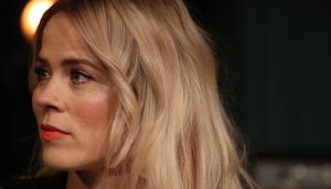 25-11-2013 SHOWBIZZ: ILSE DE LANGE EN WAYLON GAAN NAAR EUROVISIE SONGFESTIVAL 2014 IN DENEMARKEN.
Dat werd maandagmorgen bekend gemaakt bij de persconferentie in de Hilversumse Wisseloord studio.
Ilse DeLange en Waylon, die zichzelf The Common Linnets noemen, hopen het Eurovisie Songfestival te winnen met een country/bluegrass-nummer. Want dat is mooi en veelzijdig, zo liet de zangeres weten. De Common Linnets zijn er nog niet over uit welk nummer ze gaan zingen. We zijn nog bezig met schrijven.
De artiesten zijn niet van plan om een groot circus van hun optreden te maken. Ilse: Slechts twee stemmen, twee gitaartjes en je hart uitstorten.
Met The Common Linnets gaan Ilse en Waylon ook een album opnemen. Ze zijn al een paar keer naar Nashville geweest om daar liedjes te maken.
Vorig jaar deed Anouk mee aan het liedjesfestijn. Nederland werd toen negende.
Foto: Albert den Iseger.25-11-2013 SHOWBIZZ: ILSE DE LANGE EN WAYLON GAAN NAAR EUROVISIE SONGFESTIVAL 2014 IN DENEMARKEN.
Dat werd maandagmorgen bekend gemaakt bij de persconferentie in de Hilversumse Wisseloord studio.
Ilse DeLange en Waylon, die zichzelf The Common Linnets noemen, hopen het Eurovisie Songfestival te winnen met een country/bluegrass-nummer. Want dat is mooi en veelzijdig, zo liet de zangeres weten. De Common Linnets zijn er nog niet over uit welk nummer ze gaan zingen. We zijn nog bezig met schrijven.
De artiesten zijn niet van plan om een groot circus van hun optreden te maken. Ilse: Slechts twee stemmen, twee gitaartjes en je hart uitstorten.
Met The Common Linnets gaan Ilse en Waylon ook een album opnemen. Ze zijn al een paar keer naar Nashville geweest om daar liedjes te maken.
Vorig jaar deed Anouk mee aan het liedjesfestijn. Nederland werd toen negende.
Foto: Albert den Iseger.25-11-2013 SHOWBIZZ: ILSE DE LANGE EN WAYLON GAAN NAAR EUROVISIE SONGFESTIVAL 2014 IN DENEMARKEN.
Dat werd maandagmorgen bekend gemaakt bij de persconferentie in de Hilversumse Wisseloord studio.
Ilse DeLange en Waylon, die zichzelf The Common Linnets noemen, hopen het Eurovisie Songfestival te winnen met een country/bluegrass-nummer. Want dat is mooi en veelzijdig, zo liet de zangeres weten. De Common Linnets zijn er nog niet over uit welk nummer ze gaan zingen. We zijn nog bezig met schrijven.
De artiesten zijn niet van plan om een groot circus van hun optreden te maken. Ilse: Slechts twee stemmen, twee gitaartjes en je hart uitstorten.
Met The Common Linnets gaan Ilse en Waylon ook een album opnemen. Ze zijn al een paar keer naar Nashville geweest om daar liedjes te maken.
Vorig jaar deed Anouk mee aan het liedjesfestijn. Nederland werd toen negende.
Foto: Albert den Iseger.25-11-2013 SHOWBIZZ: ILSE DE LANGE EN WAYLON GAAN NAAR EUROVISIE SONGFESTIVAL 2014 IN DENEMARKEN.
Dat werd maandagmorgen bekend gemaakt bij de persconferentie in de Hilversumse Wisseloord studio.
Ilse DeLange en Waylon, die zichzelf The Common Linnets noemen, hopen het Eurovisie Songfestival te winnen met een country/bluegrass-nummer. Want dat is mooi en veelzijdig, zo liet de zangeres weten. De Common Linnets zijn er nog niet over uit welk nummer ze gaan zingen. We zijn nog bezig met schrijven.
De artiesten zijn niet van plan om een groot circus van hun optreden te maken. Ilse: Slechts twee stemmen, twee gitaartjes en je hart uitstorten.
Met The Common Linnets gaan Ilse en Waylon ook een album opnemen. Ze zijn al een paar keer naar Nashville geweest om daar liedjes te maken.
Vorig jaar deed Anouk mee aan het liedjesfestijn. Nederland werd toen negende.
Foto: Albert den Iseger.25-11-2013 SHOWBIZZ: ILSE DE LANGE EN WAYLON GAAN NAAR EUROVISIE SONGFESTIVAL 2014 IN DENEMARKEN.
Dat werd maandagmorgen bekend gemaakt bij de persconferentie in de Hilversumse Wisseloord studio.
Ilse DeLange en Waylon, die zichzelf The Common Linnets noemen, hopen het Eurovisie Songfestival te winnen met een country/bluegrass-nummer. Want dat is mooi en veelzijdig, zo liet de zangeres weten. De Common Linnets zijn er nog niet over uit welk nummer ze gaan zingen. We zijn nog bezig met schrijven.
De artiesten zijn niet van plan om een groot circus van hun optreden te maken. Ilse: Slechts twee stemmen, twee gitaartjes en je hart uitstorten.
Met The Common Linnets gaan Ilse en Waylon ook een album opnemen. Ze zijn al een paar keer naar Nashville geweest om daar liedjes te maken.
Vorig jaar deed Anouk mee aan het liedjesfestijn. Nederland werd toen negende.
Foto: Albert den Iseger.25-11-2013 SHOWBIZZ: ILSE DE LANGE EN WAYLON GAAN NAAR EUROVISIE SONGFESTIVAL 2014 IN DENEMARKEN.
Dat werd maandagmorgen bekend gemaakt bij de persconferentie in de Hilversumse Wisseloord studio.
Ilse DeLange en Waylon, die zichzelf The Common Linnets noemen, hopen het Eurovisie Songfestival te winnen met een country/bluegrass-nummer. Want dat is mooi en veelzijdig, zo liet de zangeres weten. De Common Linnets zijn er nog niet over uit welk nummer ze gaan zingen. We zijn nog bezig met schrijven.
De artiesten zijn niet van plan om een groot circus van hun optreden te maken. Ilse: Slechts twee stemmen, twee gitaartjes en je hart uitstorten.
Met The Common Linnets gaan Ilse en Waylon ook een album opnemen. Ze zijn al een paar keer naar Nashville geweest om daar liedjes te maken.
Vorig jaar deed Anouk mee aan het liedjesfestijn. Nederland werd toen negende.
Foto: Albert den Iseger.25-11-2013 SHOWBIZZ: ILSE DE LANGE EN WAYLON GAAN NAAR EUROVISIE SONGFESTIVAL 2014 IN DENEMARKEN.
Dat werd maandagmorgen bekend gemaakt bij de persconferentie in de Hilversumse Wisseloord studio.
Ilse DeLange en Waylon, die zichzelf The Common Linnets noemen, hopen het Eurovisie Songfestival te winnen met een country/bluegrass-nummer. Want dat is mooi en veelzijdig, zo liet de zangeres weten. De Common Linnets zijn er nog niet over uit welk nummer ze gaan zingen. We zijn nog bezig met schrijven.
De artiesten zijn niet van plan om een groot circus van hun optreden te maken. Ilse: Slechts twee stemmen, twee gitaartjes en je hart uitstorten.
Met The Common Linnets gaan Ilse en Waylon ook een album opnemen. Ze zijn al een paar keer naar Nashville geweest om daar liedjes te maken.
Vorig jaar deed Anouk mee aan het liedjesfestijn. Nederland werd toen negende.
Foto: Albert den Iseger.25-11-2013 SHOWBIZZ: ILSE DE LANGE EN WAYLON GAAN NAAR EUROVISIE SONGFESTIVAL 2014 IN DENEMARKEN.
Dat werd maandagmorgen bekend gemaakt bij de persconferentie in de Hilversumse Wisseloord studio.
Ilse DeLange en Waylon, die zichzelf The Common Linnets noemen, hopen het Eurovisie Songfestival te winnen met een country/bluegrass-nummer. Want dat is mooi en veelzijdig, zo liet de zangeres weten. De Common Linnets zijn er nog niet over uit welk nummer ze gaan zingen. We zijn nog bezig met schrijven.
De artiesten zijn niet van plan om een groot circus van hun optreden te maken. Ilse: Slechts twee stemmen, twee gitaartjes en je hart uitstorten.
Met The Common Linnets gaan Ilse en Waylon ook een album opnemen. Ze zijn al een paar keer naar Nashville geweest om daar liedjes te maken.
Vorig jaar deed Anouk mee aan het liedjesfestijn. Nederland werd toen negende.
Foto: Albert den Iseger.25-11-2013 SHOWBIZZ: ILSE DE LANGE EN WAYLON GAAN NAAR EUROVISIE SONGFESTIVAL 2014 IN DENEMARKEN.
Dat werd maandagmorgen bekend gemaakt bij de persconferentie in de Hilversumse Wisseloord studio.
Ilse DeLange en Waylon, die zichzelf The Common Linnets noemen, hopen het Eurovisie Songfestival te winnen met een country/bluegrass-nummer. Want dat is mooi en veelzijdig, zo liet de zangeres weten. De Common Linnets zijn er nog niet over uit welk nummer ze gaan zingen. We zijn nog bezig met schrijven.
De artiesten zijn niet van plan om een groot circus van hun optreden te maken. Ilse: Slechts twee stemmen, twee gitaartjes en je hart uitstorten.
Met The Common Linnets gaan Ilse en Waylon ook een album opnemen. Ze zijn al een paar keer naar Nashville geweest om daar liedjes te maken.
Vorig jaar deed Anouk mee aan het liedjesfestijn. Nederland werd toen negende.
Foto: Albert den Iseger.25-11-2013 SHOWBIZZ: ILSE DE LANGE EN WAYLON GAAN NAAR EUROVISIE SONGFESTIVAL 2014 IN DENEMARKEN.
Dat werd maandagmorgen bekend gemaakt bij de persconferentie in de Hilversumse Wisseloord studio.
Ilse DeLange en Waylon, die zichzelf The Common Linnets noemen, hopen het Eurovisie Songfestival te winnen met een country/bluegrass-nummer. Want dat is mooi en veelzijdig, zo liet de zangeres weten. De Common Linnets zijn er nog niet over uit welk nummer ze gaan zingen. We zijn nog bezig met schrijven.
De artiesten zijn niet van plan om een groot circus van hun optreden te maken. Ilse: Slechts twee stemmen, twee gitaartjes en je hart uitstorten.
Met The Common Linnets gaan Ilse en Waylon ook een album opnemen. Ze zijn al een paar keer naar Nashville geweest om daar liedjes te maken.
Vorig jaar deed Anouk mee aan het liedjesfestijn. Nederland werd toen negende.
Foto: Albert den Iseger.