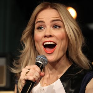 25-11-2013 SHOWBIZZ: ILSE DE LANGE EN WAYLON GAAN NAAR EUROVISIE SONGFESTIVAL 2014 IN DENEMARKEN.
Dat werd maandagmorgen bekend gemaakt bij de persconferentie in de Hilversumse Wisseloord studio.
Ilse DeLange en Waylon, die zichzelf The Common Linnets noemen, hopen het Eurovisie Songfestival te winnen met een country/bluegrass-nummer. Want dat is mooi en veelzijdig, zo liet de zangeres weten. De Common Linnets zijn er nog niet over uit welk nummer ze gaan zingen. We zijn nog bezig met schrijven.
De artiesten zijn niet van plan om een groot circus van hun optreden te maken. Ilse: Slechts twee stemmen, twee gitaartjes en je hart uitstorten.
Met The Common Linnets gaan Ilse en Waylon ook een album opnemen. Ze zijn al een paar keer naar Nashville geweest om daar liedjes te maken.
Vorig jaar deed Anouk mee aan het liedjesfestijn. Nederland werd toen negende.
Foto: Albert den Iseger.25-11-2013 SHOWBIZZ: ILSE DE LANGE EN WAYLON GAAN NAAR EUROVISIE SONGFESTIVAL 2014 IN DENEMARKEN.
Dat werd maandagmorgen bekend gemaakt bij de persconferentie in de Hilversumse Wisseloord studio.
Ilse DeLange en Waylon, die zichzelf The Common Linnets noemen, hopen het Eurovisie Songfestival te winnen met een country/bluegrass-nummer. Want dat is mooi en veelzijdig, zo liet de zangeres weten. De Common Linnets zijn er nog niet over uit welk nummer ze gaan zingen. We zijn nog bezig met schrijven.
De artiesten zijn niet van plan om een groot circus van hun optreden te maken. Ilse: Slechts twee stemmen, twee gitaartjes en je hart uitstorten.
Met The Common Linnets gaan Ilse en Waylon ook een album opnemen. Ze zijn al een paar keer naar Nashville geweest om daar liedjes te maken.
Vorig jaar deed Anouk mee aan het liedjesfestijn. Nederland werd toen negende.
Foto: Albert den Iseger.25-11-2013 SHOWBIZZ: ILSE DE LANGE EN WAYLON GAAN NAAR EUROVISIE SONGFESTIVAL 2014 IN DENEMARKEN.
Dat werd maandagmorgen bekend gemaakt bij de persconferentie in de Hilversumse Wisseloord studio.
Ilse DeLange en Waylon, die zichzelf The Common Linnets noemen, hopen het Eurovisie Songfestival te winnen met een country/bluegrass-nummer. Want dat is mooi en veelzijdig, zo liet de zangeres weten. De Common Linnets zijn er nog niet over uit welk nummer ze gaan zingen. We zijn nog bezig met schrijven.
De artiesten zijn niet van plan om een groot circus van hun optreden te maken. Ilse: Slechts twee stemmen, twee gitaartjes en je hart uitstorten.
Met The Common Linnets gaan Ilse en Waylon ook een album opnemen. Ze zijn al een paar keer naar Nashville geweest om daar liedjes te maken.
Vorig jaar deed Anouk mee aan het liedjesfestijn. Nederland werd toen negende.
Foto: Albert den Iseger.25-11-2013 SHOWBIZZ: ILSE DE LANGE EN WAYLON GAAN NAAR EUROVISIE SONGFESTIVAL 2014 IN DENEMARKEN.
Dat werd maandagmorgen bekend gemaakt bij de persconferentie in de Hilversumse Wisseloord studio.
Ilse DeLange en Waylon, die zichzelf The Common Linnets noemen, hopen het Eurovisie Songfestival te winnen met een country/bluegrass-nummer. Want dat is mooi en veelzijdig, zo liet de zangeres weten. De Common Linnets zijn er nog niet over uit welk nummer ze gaan zingen. We zijn nog bezig met schrijven.
De artiesten zijn niet van plan om een groot circus van hun optreden te maken. Ilse: Slechts twee stemmen, twee gitaartjes en je hart uitstorten.
Met The Common Linnets gaan Ilse en Waylon ook een album opnemen. Ze zijn al een paar keer naar Nashville geweest om daar liedjes te maken.
Vorig jaar deed Anouk mee aan het liedjesfestijn. Nederland werd toen negende.
Foto: Albert den Iseger.25-11-2013 SHOWBIZZ: ILSE DE LANGE EN WAYLON GAAN NAAR EUROVISIE SONGFESTIVAL 2014 IN DENEMARKEN.
Dat werd maandagmorgen bekend gemaakt bij de persconferentie in de Hilversumse Wisseloord studio.
Ilse DeLange en Waylon, die zichzelf The Common Linnets noemen, hopen het Eurovisie Songfestival te winnen met een country/bluegrass-nummer. Want dat is mooi en veelzijdig, zo liet de zangeres weten. De Common Linnets zijn er nog niet over uit welk nummer ze gaan zingen. We zijn nog bezig met schrijven.
De artiesten zijn niet van plan om een groot circus van hun optreden te maken. Ilse: Slechts twee stemmen, twee gitaartjes en je hart uitstorten.
Met The Common Linnets gaan Ilse en Waylon ook een album opnemen. Ze zijn al een paar keer naar Nashville geweest om daar liedjes te maken.
Vorig jaar deed Anouk mee aan het liedjesfestijn. Nederland werd toen negende.
Foto: Albert den Iseger.25-11-2013 SHOWBIZZ: ILSE DE LANGE EN WAYLON GAAN NAAR EUROVISIE SONGFESTIVAL 2014 IN DENEMARKEN.
Dat werd maandagmorgen bekend gemaakt bij de persconferentie in de Hilversumse Wisseloord studio.
Ilse DeLange en Waylon, die zichzelf The Common Linnets noemen, hopen het Eurovisie Songfestival te winnen met een country/bluegrass-nummer. Want dat is mooi en veelzijdig, zo liet de zangeres weten. De Common Linnets zijn er nog niet over uit welk nummer ze gaan zingen. We zijn nog bezig met schrijven.
De artiesten zijn niet van plan om een groot circus van hun optreden te maken. Ilse: Slechts twee stemmen, twee gitaartjes en je hart uitstorten.
Met The Common Linnets gaan Ilse en Waylon ook een album opnemen. Ze zijn al een paar keer naar Nashville geweest om daar liedjes te maken.
Vorig jaar deed Anouk mee aan het liedjesfestijn. Nederland werd toen negende.
Foto: Albert den Iseger.25-11-2013 SHOWBIZZ: ILSE DE LANGE EN WAYLON GAAN NAAR EUROVISIE SONGFESTIVAL 2014 IN DENEMARKEN.
Dat werd maandagmorgen bekend gemaakt bij de persconferentie in de Hilversumse Wisseloord studio.
Ilse DeLange en Waylon, die zichzelf The Common Linnets noemen, hopen het Eurovisie Songfestival te winnen met een country/bluegrass-nummer. Want dat is mooi en veelzijdig, zo liet de zangeres weten. De Common Linnets zijn er nog niet over uit welk nummer ze gaan zingen. We zijn nog bezig met schrijven.
De artiesten zijn niet van plan om een groot circus van hun optreden te maken. Ilse: Slechts twee stemmen, twee gitaartjes en je hart uitstorten.
Met The Common Linnets gaan Ilse en Waylon ook een album opnemen. Ze zijn al een paar keer naar Nashville geweest om daar liedjes te maken.
Vorig jaar deed Anouk mee aan het liedjesfestijn. Nederland werd toen negende.
Foto: Albert den Iseger.25-11-2013 SHOWBIZZ: ILSE DE LANGE EN WAYLON GAAN NAAR EUROVISIE SONGFESTIVAL 2014 IN DENEMARKEN.
Dat werd maandagmorgen bekend gemaakt bij de persconferentie in de Hilversumse Wisseloord studio.
Ilse DeLange en Waylon, die zichzelf The Common Linnets noemen, hopen het Eurovisie Songfestival te winnen met een country/bluegrass-nummer. Want dat is mooi en veelzijdig, zo liet de zangeres weten. De Common Linnets zijn er nog niet over uit welk nummer ze gaan zingen. We zijn nog bezig met schrijven.
De artiesten zijn niet van plan om een groot circus van hun optreden te maken. Ilse: Slechts twee stemmen, twee gitaartjes en je hart uitstorten.
Met The Common Linnets gaan Ilse en Waylon ook een album opnemen. Ze zijn al een paar keer naar Nashville geweest om daar liedjes te maken.
Vorig jaar deed Anouk mee aan het liedjesfestijn. Nederland werd toen negende.
Foto: Albert den Iseger.25-11-2013 SHOWBIZZ: ILSE DE LANGE EN WAYLON GAAN NAAR EUROVISIE SONGFESTIVAL 2014 IN DENEMARKEN.
Dat werd maandagmorgen bekend gemaakt bij de persconferentie in de Hilversumse Wisseloord studio.
Ilse DeLange en Waylon, die zichzelf The Common Linnets noemen, hopen het Eurovisie Songfestival te winnen met een country/bluegrass-nummer. Want dat is mooi en veelzijdig, zo liet de zangeres weten. De Common Linnets zijn er nog niet over uit welk nummer ze gaan zingen. We zijn nog bezig met schrijven.
De artiesten zijn niet van plan om een groot circus van hun optreden te maken. Ilse: Slechts twee stemmen, twee gitaartjes en je hart uitstorten.
Met The Common Linnets gaan Ilse en Waylon ook een album opnemen. Ze zijn al een paar keer naar Nashville geweest om daar liedjes te maken.
Vorig jaar deed Anouk mee aan het liedjesfestijn. Nederland werd toen negende.
Foto: Albert den Iseger.25-11-2013 SHOWBIZZ: ILSE DE LANGE EN WAYLON GAAN NAAR EUROVISIE SONGFESTIVAL 2014 IN DENEMARKEN.
Dat werd maandagmorgen bekend gemaakt bij de persconferentie in de Hilversumse Wisseloord studio.
Ilse DeLange en Waylon, die zichzelf The Common Linnets noemen, hopen het Eurovisie Songfestival te winnen met een country/bluegrass-nummer. Want dat is mooi en veelzijdig, zo liet de zangeres weten. De Common Linnets zijn er nog niet over uit welk nummer ze gaan zingen. We zijn nog bezig met schrijven.
De artiesten zijn niet van plan om een groot circus van hun optreden te maken. Ilse: Slechts twee stemmen, twee gitaartjes en je hart uitstorten.
Met The Common Linnets gaan Ilse en Waylon ook een album opnemen. Ze zijn al een paar keer naar Nashville geweest om daar liedjes te maken.
Vorig jaar deed Anouk mee aan het liedjesfestijn. Nederland werd toen negende.
Foto: Albert den Iseger.25-11-2013 SHOWBIZZ: ILSE DE LANGE EN WAYLON GAAN NAAR EUROVISIE SONGFESTIVAL 2014 IN DENEMARKEN.
Dat werd maandagmorgen bekend gemaakt bij de persconferentie in de Hilversumse Wisseloord studio.
Ilse DeLange en Waylon, die zichzelf The Common Linnets noemen, hopen het Eurovisie Songfestival te winnen met een country/bluegrass-nummer. Want dat is mooi en veelzijdig, zo liet de zangeres weten. De Common Linnets zijn er nog niet over uit welk nummer ze gaan zingen. We zijn nog bezig met schrijven.
De artiesten zijn niet van plan om een groot circus van hun optreden te maken. Ilse: Slechts twee stemmen, twee gitaartjes en je hart uitstorten.
Met The Common Linnets gaan Ilse en Waylon ook een album opnemen. Ze zijn al een paar keer naar Nashville geweest om daar liedjes te maken.
Vorig jaar deed Anouk mee aan het liedjesfestijn. Nederland werd toen negende.
Foto: Albert den Iseger.25-11-2013 SHOWBIZZ: ILSE DE LANGE EN WAYLON GAAN NAAR EUROVISIE SONGFESTIVAL 2014 IN DENEMARKEN.
Dat werd maandagmorgen bekend gemaakt bij de persconferentie in de Hilversumse Wisseloord studio.
Ilse DeLange en Waylon, die zichzelf The Common Linnets noemen, hopen het Eurovisie Songfestival te winnen met een country/bluegrass-nummer. Want dat is mooi en veelzijdig, zo liet de zangeres weten. De Common Linnets zijn er nog niet over uit welk nummer ze gaan zingen. We zijn nog bezig met schrijven.
De artiesten zijn niet van plan om een groot circus van hun optreden te maken. Ilse: Slechts twee stemmen, twee gitaartjes en je hart uitstorten.
Met The Common Linnets gaan Ilse en Waylon ook een album opnemen. Ze zijn al een paar keer naar Nashville geweest om daar liedjes te maken.
Vorig jaar deed Anouk mee aan het liedjesfestijn. Nederland werd toen negende.
Foto: Albert den Iseger.25-11-2013 SHOWBIZZ: ILSE DE LANGE EN WAYLON GAAN NAAR EUROVISIE SONGFESTIVAL 2014 IN DENEMARKEN.
Dat werd maandagmorgen bekend gemaakt bij de persconferentie in de Hilversumse Wisseloord studio.
Ilse DeLange en Waylon, die zichzelf The Common Linnets noemen, hopen het Eurovisie Songfestival te winnen met een country/bluegrass-nummer. Want dat is mooi en veelzijdig, zo liet de zangeres weten. De Common Linnets zijn er nog niet over uit welk nummer ze gaan zingen. We zijn nog bezig met schrijven.
De artiesten zijn niet van plan om een groot circus van hun optreden te maken. Ilse: Slechts twee stemmen, twee gitaartjes en je hart uitstorten.
Met The Common Linnets gaan Ilse en Waylon ook een album opnemen. Ze zijn al een paar keer naar Nashville geweest om daar liedjes te maken.
Vorig jaar deed Anouk mee aan het liedjesfestijn. Nederland werd toen negende.
Foto: Albert den Iseger.25-11-2013 SHOWBIZZ: ILSE DE LANGE EN WAYLON GAAN NAAR EUROVISIE SONGFESTIVAL 2014 IN DENEMARKEN.
Dat werd maandagmorgen bekend gemaakt bij de persconferentie in de Hilversumse Wisseloord studio.
Ilse DeLange en Waylon, die zichzelf The Common Linnets noemen, hopen het Eurovisie Songfestival te winnen met een country/bluegrass-nummer. Want dat is mooi en veelzijdig, zo liet de zangeres weten. De Common Linnets zijn er nog niet over uit welk nummer ze gaan zingen. We zijn nog bezig met schrijven.
De artiesten zijn niet van plan om een groot circus van hun optreden te maken. Ilse: Slechts twee stemmen, twee gitaartjes en je hart uitstorten.
Met The Common Linnets gaan Ilse en Waylon ook een album opnemen. Ze zijn al een paar keer naar Nashville geweest om daar liedjes te maken.
Vorig jaar deed Anouk mee aan het liedjesfestijn. Nederland werd toen negende.
Foto: Albert den Iseger.