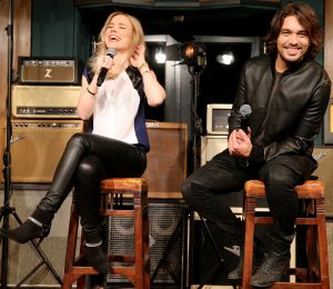25-11-2013 SHOWBIZZ: ILSE DE LANGE EN WAYLON GAAN NAAR EUROVISIE SONGFESTIVAL 2014 IN DENEMARKEN.
Dat werd maandagmorgen bekend gemaakt bij de persconferentie in de Hilversumse Wisseloord studio.
Ilse DeLange en Waylon, die zichzelf The Common Linnets noemen, hopen het Eurovisie Songfestival te winnen met een country/bluegrass-nummer. Want dat is mooi en veelzijdig, zo liet de zangeres weten. De Common Linnets zijn er nog niet over uit welk nummer ze gaan zingen. We zijn nog bezig met schrijven.
De artiesten zijn niet van plan om een groot circus van hun optreden te maken. Ilse: Slechts twee stemmen, twee gitaartjes en je hart uitstorten.
Met The Common Linnets gaan Ilse en Waylon ook een album opnemen. Ze zijn al een paar keer naar Nashville geweest om daar liedjes te maken.
Vorig jaar deed Anouk mee aan het liedjesfestijn. Nederland werd toen negende.
Foto: Albert den Iseger.