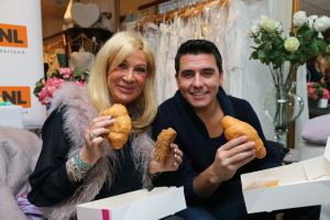 11-11-2013 SHOWBIZZ; JAN SMIT VIERT ZIJN 2 JARIG HUWELIJKS JAAR BIJ MARY BORSATO. Jan Smit was samen met de 3 JS naar Alkmaar getogen om een feestje te bouwen in de Witte Markies van Mary Borsato. Omdat zijn Liza haar trouw jurk had gekocht bij Mary en het nu precies 2 jaar geleden was verzorgde Jan een 100 procent uitzending vanuit Mary-s winkel.
foto: Albert den Iseger