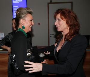 14-11-2013 SHOWBIZZ; TRILLER KONINGIN SASKIA NOORT PRESENTEERT HAAR NWE BOEK DEBET. In de culturele buitenplaats KRANENBURGH te BERGEN presenteerde SASKIA NOORT haar nieuwe TRILLER DEBET. Een paar honderd triller fans waren naar het schitterende gebouw gekomen om samen een feestje te bouwen. En dat lukte.
foto: Albert den Iseger