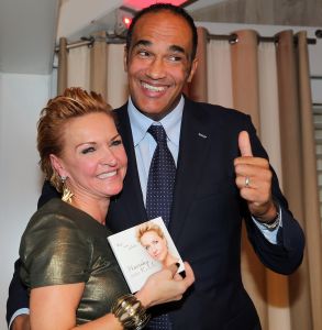 29-11-2013 SHOWBIZZ; MARISKA VAN DE KOLCK WERD VANDAAG 50 JAAR EN PRESENTEERDE HAAR NWE CD. Haar nieuwe CD -WAT EEN GELUK- met oa. nummers van Rudi Carrell-Willy Albert en tal van andere Nederlandse artiesten uit de 60 en 70 jaren. Haar vriendje Arnold van der Leijden mocht het eerste excemplaar uitreiken. 
foto: Albert den Iseger