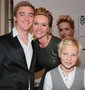 29-11-2013 SHOWBIZZ; MARISKA VAN DE KOLCK WERD VANDAAG 50 JAAR EN PRESENTEERDE HAAR NWE CD. Haar nieuwe CD -WAT EEN GELUK- met oa. nummers van Rudi Carrell-Willy Albert en tal van andere Nederlandse artiesten uit de 60 en 70 jaren. Haar vriendje Arnold van der Leijden mocht het eerste excemplaar uitreiken. 
foto: Albert den Iseger