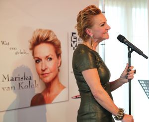 29-11-2013 SHOWBIZZ; MARISKA VAN DE KOLCK WERD VANDAAG 50 JAAR EN PRESENTEERDE HAAR NWE CD. Haar nieuwe CD -WAT EEN GELUK- met oa. nummers van Rudi Carrell-Willy Albert en tal van andere Nederlandse artiesten uit de 60 en 70 jaren. Haar vriendje Arnold van der Leijden mocht het eerste excemplaar uitreiken. 
foto: Albert den Iseger
