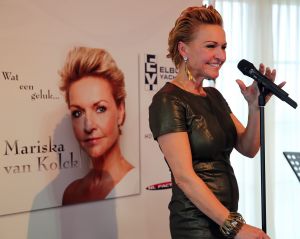 29-11-2013 SHOWBIZZ; MARISKA VAN DE KOLCK WERD VANDAAG 50 JAAR EN PRESENTEERDE HAAR NWE CD. Haar nieuwe CD -WAT EEN GELUK- met oa. nummers van Rudi Carrell-Willy Albert en tal van andere Nederlandse artiesten uit de 60 en 70 jaren. Haar vriendje Arnold van der Leijden mocht het eerste excemplaar uitreiken. 
foto: Albert den Iseger