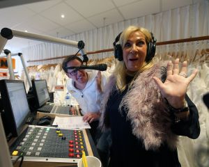 11-11-2013 SHOWBIZZ; JAN SMIT VIERT ZIJN 2 JARIG HUWELIJKS JAAR BIJ MARY BORSATO. Jan Smit was samen met de 3 JS naar Alkmaar getogen om een feestje te bouwen in de Witte Markies van Mary Borsato. Omdat zijn Liza haar trouw jurk had gekocht bij Mary en het nu precies 2 jaar geleden was verzorgde Jan een 100 procent uitzending vanuit Mary-s winkel.
foto: Albert den Iseger