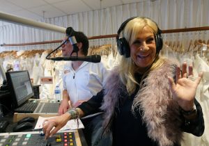 11-11-2013 SHOWBIZZ; JAN SMIT VIERT ZIJN 2 JARIG HUWELIJKS JAAR BIJ MARY BORSATO. Jan Smit was samen met de 3 JS naar Alkmaar getogen om een feestje te bouwen in de Witte Markies van Mary Borsato. Omdat zijn Liza haar trouw jurk had gekocht bij Mary en het nu precies 2 jaar geleden was verzorgde Jan een 100 procent uitzending vanuit Mary-s winkel.
foto: Albert den Iseger
