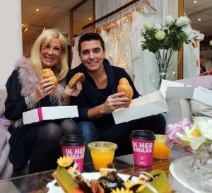 11-11-2013 SHOWBIZZ; JAN SMIT VIERT ZIJN 2 JARIG HUWELIJKS JAAR BIJ MARY BORSATO. Jan Smit was samen met de 3 JS naar Alkmaar getogen om een feestje te bouwen in de Witte Markies van Mary Borsato. Omdat zijn Liza haar trouw jurk had gekocht bij Mary en het nu precies 2 jaar geleden was verzorgde Jan een 100 procent uitzending vanuit Mary-s winkel.
foto: Albert den Iseger