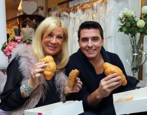 11-11-2013 SHOWBIZZ; JAN SMIT VIERT ZIJN 2 JARIG HUWELIJKS JAAR BIJ MARY BORSATO. Jan Smit was samen met de 3 JS naar Alkmaar getogen om een feestje te bouwen in de Witte Markies van Mary Borsato. Omdat zijn Liza haar trouw jurk had gekocht bij Mary en het nu precies 2 jaar geleden was verzorgde Jan een 100 procent uitzending vanuit Mary-s winkel.
foto: Albert den Iseger