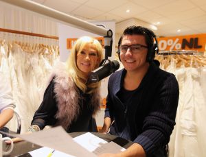 11-11-2013 SHOWBIZZ; JAN SMIT VIERT ZIJN 2 JARIG HUWELIJKS JAAR BIJ MARY BORSATO. Jan Smit was samen met de 3 JS naar Alkmaar getogen om een feestje te bouwen in de Witte Markies van Mary Borsato. Omdat zijn Liza haar trouw jurk had gekocht bij Mary en het nu precies 2 jaar geleden was verzorgde Jan een 100 procent uitzending vanuit Mary-s winkel.
foto: Albert den Iseger