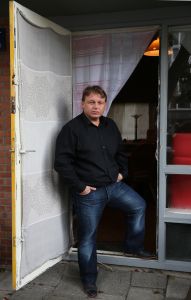 20-11-2013 SHOWBIZZ; PIERRE KARTNER SCHRIJFT HIT VOOR MICHEL BAK. Michel Bak de Amsterdamse volks zanger is door omstandigheden flink in de narigheid terecht gekomen, een scheiding en financieele problemen hebben de vriendelijke Michel in een kraakpand gedreven. Deze week het hele verhaal in Weekblad Prive. Pierre Kartner kwam in aktie.
foto: Albert den Iseger