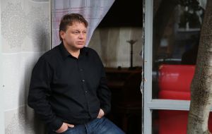 20-11-2013 SHOWBIZZ; PIERRE KARTNER SCHRIJFT HIT VOOR MICHEL BAK. Michel Bak de Amsterdamse volks zanger is door omstandigheden flink in de narigheid terecht gekomen, een scheiding en financieele problemen hebben de vriendelijke Michel in een kraakpand gedreven. Deze week het hele verhaal in Weekblad Prive. Pierre Kartner kwam in aktie.
foto: Albert den Iseger