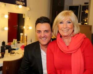 22-11-2013 SHOWBIZZ; MICK HARREN ZINGT WILLY ALBERTI. De nieuwe cd en dvd ligt in de winkel van MICK HARREN ZINGT WILLY ALBERT.
foto: Albert den Iseger