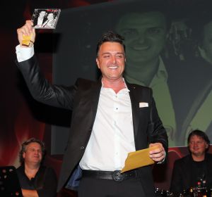 22-11-2013 SHOWBIZZ; MICK HARREN ZINGT WILLY ALBERTI. De nieuwe cd en dvd ligt in de winkel van MICK HARREN ZINGT WILLY ALBERT.
foto: Albert den Iseger