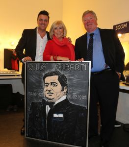 22-11-2013 SHOWBIZZ; MICK HARREN ZINGT WILLY ALBERTI. De nieuwe cd en dvd ligt in de winkel van MICK HARREN ZINGT WILLY ALBERT.
foto: Albert den Iseger