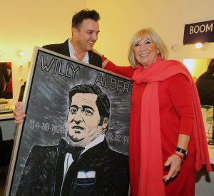 22-11-2013 SHOWBIZZ; MICK HARREN ZINGT WILLY ALBERTI. De nieuwe cd en dvd ligt in de winkel van MICK HARREN ZINGT WILLY ALBERT.
foto: Albert den Iseger