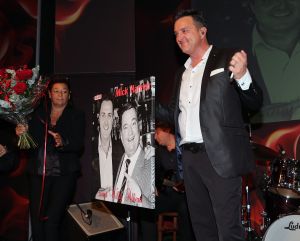 22-11-2013 SHOWBIZZ; MICK HARREN ZINGT WILLY ALBERTI. De nieuwe cd en dvd ligt in de winkel van MICK HARREN ZINGT WILLY ALBERT.
foto: Albert den Iseger