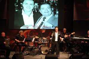 22-11-2013 SHOWBIZZ; MICK HARREN ZINGT WILLY ALBERTI. De nieuwe cd en dvd ligt in de winkel van MICK HARREN ZINGT WILLY ALBERT.
foto: Albert den Iseger