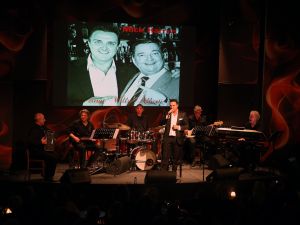 22-11-2013 SHOWBIZZ; MICK HARREN ZINGT WILLY ALBERTI. De nieuwe cd en dvd ligt in de winkel van MICK HARREN ZINGT WILLY ALBERT.
foto: Albert den Iseger
