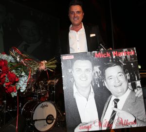 22-11-2013 SHOWBIZZ; MICK HARREN ZINGT WILLY ALBERTI. De nieuwe cd en dvd ligt in de winkel van MICK HARREN ZINGT WILLY ALBERT.
foto: Albert den Iseger