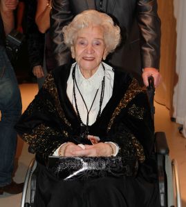 18-11-2013 SHOWBIZZ; MOEDER VAN LEE TOWERS OVERLEDEN .Verdrietig nieuws voor Lee Towers. Afgelopen vrijdag is zijn moeder op 95-jarige leeftijd overleden. Dat heeft de zanger aan PRIVE verteld.
Leen Huizer, zo heet de zanger in het echt, is erg ontdaan. Hij vertelt emotioneel, je hebt maar een moeder.
Lee vertelt dat het de laatste maanden erg moeilijk was. Ze kreeg veel ongemakken waar niets meer aan te doen was.
Aanstaande donderdag wordt zijn moeder in besloten kring begraven.
foto; albert den Iseger.