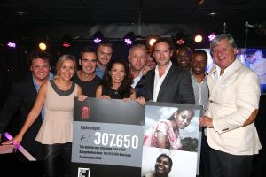 4-11-2013 SHOWBIZZ; THE RED SUN HEEFT WEER MEGA BEDRAG VAN 307650.00  OPGEHAALD VOOR STICHTING FREE A GIRL.
foto: Albert den Iseger.