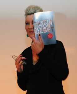 14-11-2013 SHOWBIZZ; TRILLER KONINGIN SASKIA NOORT PRESENTEERT HAAR NWE BOEK DEBET. In de culturele buitenplaats KRANENBURGH te BERGEN presenteerde SASKIA NOORT haar nieuwe TRILLER DEBET. Een paar honderd triller fans waren naar het schitterende gebouw gekomen om samen een feestje te bouwen. En dat lukte.
foto: Albert den Iseger