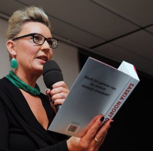 14-11-2013 SHOWBIZZ; TRILLER KONINGIN SASKIA NOORT PRESENTEERT HAAR NWE BOEK DEBET. In de culturele buitenplaats KRANENBURGH te BERGEN presenteerde SASKIA NOORT haar nieuwe TRILLER DEBET. Een paar honderd triller fans waren naar het schitterende gebouw gekomen om samen een feestje te bouwen. En dat lukte.
foto: Albert den Iseger