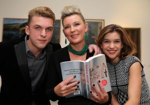 14-11-2013 SHOWBIZZ; TRILLER KONINGIN SASKIA NOORT PRESENTEERT HAAR NWE BOEK DEBET. In de culturele buitenplaats KRANENBURGH te BERGEN presenteerde SASKIA NOORT haar nieuwe TRILLER DEBET. Een paar honderd triller fans waren naar het schitterende gebouw gekomen om samen een feestje te bouwen. En dat lukte.
foto: Albert den Iseger