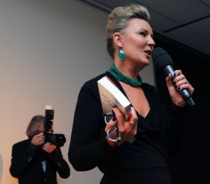 14-11-2013 SHOWBIZZ; TRILLER KONINGIN SASKIA NOORT PRESENTEERT HAAR NWE BOEK DEBET. In de culturele buitenplaats KRANENBURGH te BERGEN presenteerde SASKIA NOORT haar nieuwe TRILLER DEBET. Een paar honderd triller fans waren naar het schitterende gebouw gekomen om samen een feestje te bouwen. En dat lukte.
foto: Albert den Iseger