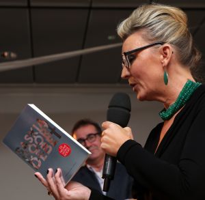 14-11-2013 SHOWBIZZ; TRILLER KONINGIN SASKIA NOORT PRESENTEERT HAAR NWE BOEK DEBET. In de culturele buitenplaats KRANENBURGH te BERGEN presenteerde SASKIA NOORT haar nieuwe TRILLER DEBET. Een paar honderd triller fans waren naar het schitterende gebouw gekomen om samen een feestje te bouwen. En dat lukte.
foto: Albert den Iseger