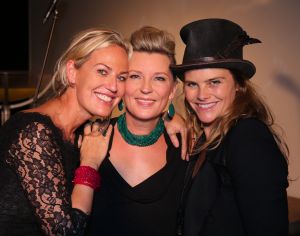 14-11-2013 SHOWBIZZ; TRILLER KONINGIN SASKIA NOORT PRESENTEERT HAAR NWE BOEK DEBET. In de culturele buitenplaats KRANENBURGH te BERGEN presenteerde SASKIA NOORT haar nieuwe TRILLER DEBET. Een paar honderd triller fans waren naar het schitterende gebouw gekomen om samen een feestje te bouwen. En dat lukte.
foto: Albert den Iseger