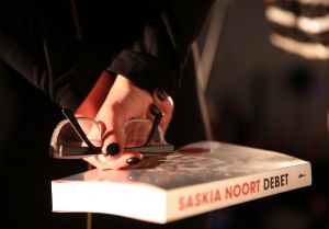 14-11-2013 SHOWBIZZ; TRILLER KONINGIN SASKIA NOORT PRESENTEERT HAAR NWE BOEK DEBET. In de culturele buitenplaats KRANENBURGH te BERGEN presenteerde SASKIA NOORT haar nieuwe TRILLER DEBET. Een paar honderd triller fans waren naar het schitterende gebouw gekomen om samen een feestje te bouwen. En dat lukte.
foto: Albert den Iseger