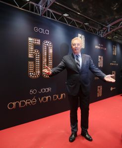 18-11-2014 SHOWBIZZ; ANDRE VAN DUIN OP ZIJN EIGEN GALA ANDRE VAN DUIN 50. Andre kreeg oa. de Frans Banninck penning van burgemeester Eberhard van der Laan. Vele gasten waren aanwezig op het gala voor Andre.
foto: Albert den Iseger