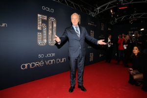 18-11-2014 SHOWBIZZ; ANDRE VAN DUIN OP ZIJN EIGEN GALA ANDRE VAN DUIN 50. Andre kreeg oa. de Frans Banninck penning van burgemeester Eberhard van der Laan. Vele gasten waren aanwezig op het gala voor Andre.
foto: Albert den Iseger