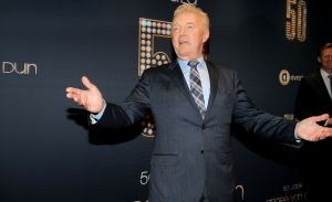 18-11-2014 SHOWBIZZ; ANDRE VAN DUIN OP ZIJN EIGEN GALA ANDRE VAN DUIN 50. Andre kreeg oa. de Frans Banninck penning van burgemeester Eberhard van der Laan. Vele gasten waren aanwezig op het gala voor Andre. foto: Albert den Iseger