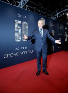 18-11-2014 SHOWBIZZ; ANDRE VAN DUIN OP ZIJN EIGEN GALA ANDRE VAN DUIN 50. Andre kree18-11-2014 SHOWBIZZ; ANDRE VAN DUIN OP ZIJN EIGEN GALA ANDRE VAN DUIN 50. Andre kreeg oa. de Frans Banninck penning van burgemeester Eberhard van der Laan. Vele gasten waren aanwezig op het gala voor Andre.
foto: Albert den Isegerg oa. de Frans Banninck penning van burgemeester Eberhard van der Laan. Vele gasten waren aanwezig op het gala voor Andre.
foto: Albert den Iseger
