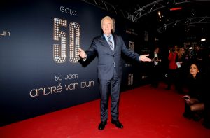 18-11-2014 SHOWBIZZ; ANDRE VAN DUIN OP ZIJN EIGEN GALA ANDRE VAN DUIN 50. Andre kreeg oa. de Frans Banninck penning van burgemeester Eberhard van der Laan. Vele gasten waren aanwezig op het gala voor Andre.
foto: Albert den Iseger