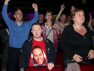 09-11-2014 SHOWBIZZ; FRANS BAUER NR.1 OP ALBUM TOP 100. Tijdens zijn concert in HAARLEM kreeg Frans van een fan een opmerkelijk cadeau, een ballon met tekst in de vorm van een grote 1. Dit ivm dat FRANS BAUER op de Album TOP 100 nummer een staat. Frans zijn avond kon niet meer stuk.
foto: Albert den Iseger