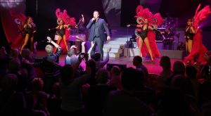 09-11-2014 SHOWBIZZ; FRANS BAUER NR.1 OP ALBUM TOP 100. Tijdens zijn concert in HAARLEM kreeg Frans van een fan een opmerkelijk cadeau, een ballon met tekst in de vorm van een grote 1. Dit ivm dat FRANS BAUER op de Album TOP 100 nummer een staat. Frans zijn avond kon niet meer stuk.
foto: Albert den Iseger