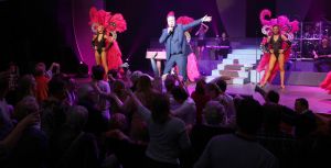 09-11-2014 SHOWBIZZ; FRANS BAUER NR.1 OP ALBUM TOP 100. Tijdens zijn concert in HAARLEM kreeg Frans van een fan een opmerkelijk cadeau, een ballon met tekst in de vorm van een grote 1. Dit ivm dat FRANS BAUER op de Album TOP 100 nummer een staat. Frans zijn avond kon niet meer stuk.
foto: Albert den Iseger