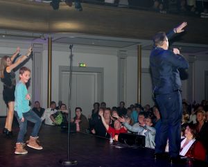 09-11-2014 SHOWBIZZ; FRANS BAUER NR.1 OP ALBUM TOP 100. Tijdens zijn concert in HAARLEM kreeg Frans van een fan een opmerkelijk cadeau, een ballon met tekst in de vorm van een grote 1. Dit ivm dat FRANS BAUER op de Album TOP 100 nummer een staat. Frans zijn avond kon niet meer stuk.
foto: Albert den Iseger