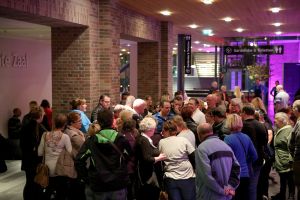 09-11-2014 SHOWBIZZ; FRANS BAUER NR.1 OP ALBUM TOP 100. Tijdens zijn concert in HAARLEM kreeg Frans van een fan een opmerkelijk cadeau, een ballon met tekst in de vorm van een grote 1. Dit ivm dat FRANS BAUER op de Album TOP 100 nummer een staat. Frans zijn avond kon niet meer stuk.
foto: Albert den Iseger
