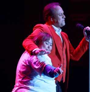 09-11-2014 SHOWBIZZ; FRANS BAUER NR.1 OP ALBUM TOP 100. Tijdens zijn concert in HAARLEM kreeg Frans van een fan een opmerkelijk cadeau, een ballon met tekst in de vorm van een grote 1. Dit ivm dat FRANS BAUER op de Album TOP 100 nummer een staat. Frans zijn avond kon niet meer stuk.
foto: Albert den Iseger