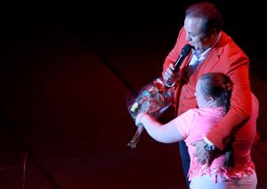 09-11-2014 SHOWBIZZ; FRANS BAUER NR.1 OP ALBUM TOP 100. Tijdens zijn concert in HAARLEM kreeg Frans van een fan een opmerkelijk cadeau, een ballon met tekst in de vorm van een grote 1. Dit ivm dat FRANS BAUER op de Album TOP 100 nummer een staat. Frans zijn avond kon niet meer stuk.
foto: Albert den Iseger